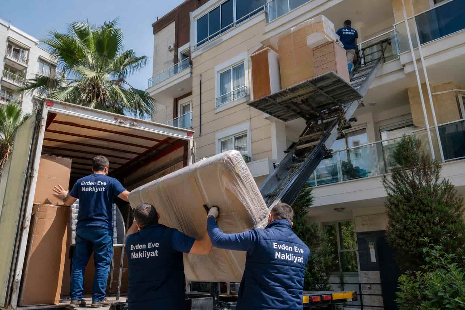 Ahşap dolabın kapalı kasa araca yerleştirilmesi